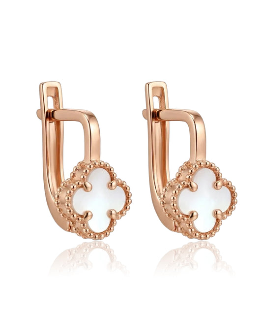 Keturlapių perlamutrinių auskarų užsegimas iš arti