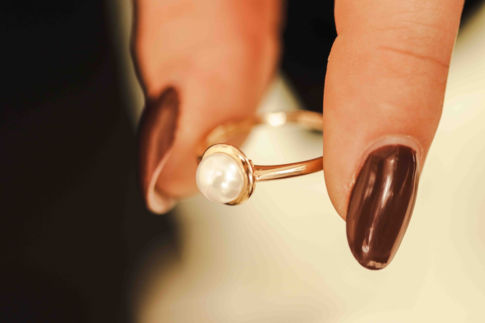 Perlinis žiedas ant moters piršto