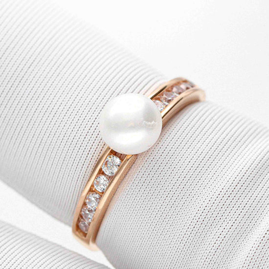 Elegantiškas auksinis žiedas su perlu