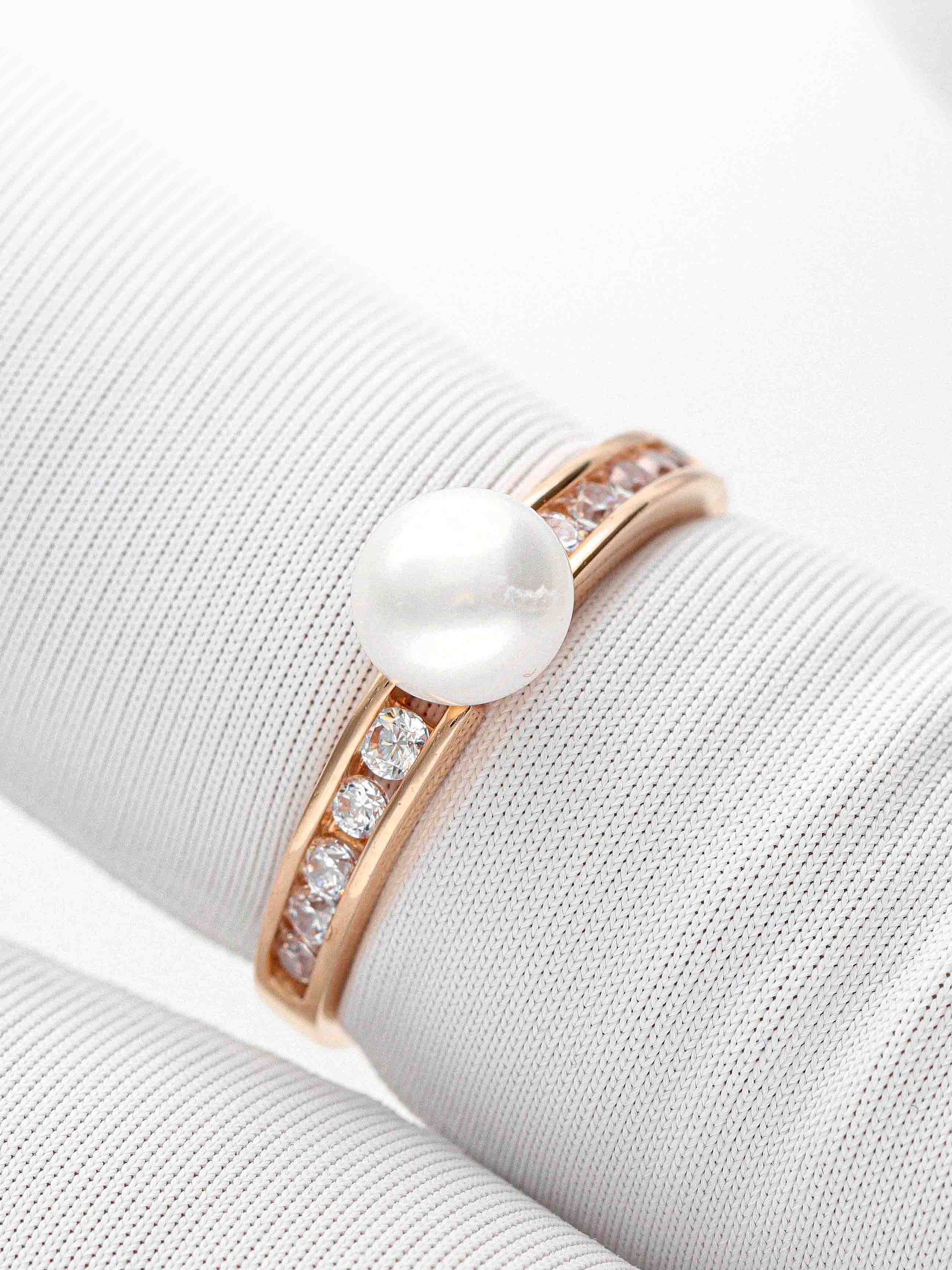 Elegantiškas auksinis žiedas su perlu