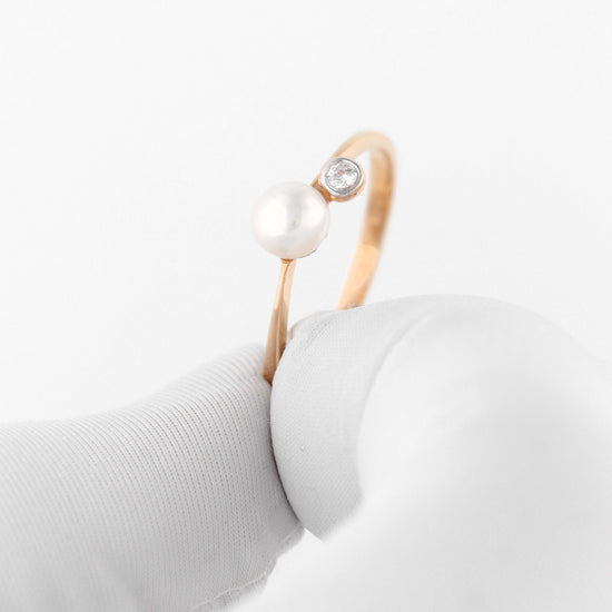 Žiedas su perlu moteriai – subtilus ir moteriškas aksesuaras