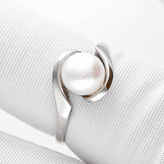 Žiedas su baltu perlu ir moderniu baltu metalo pagrindu