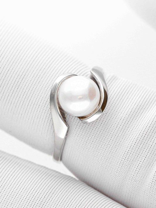 Žiedas su baltu perlu ir moderniu baltu metalo pagrindu
