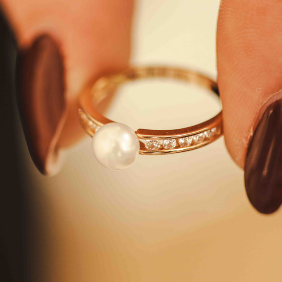 Rožinio aukso žiedas su perlu ir briliantais ant piršto