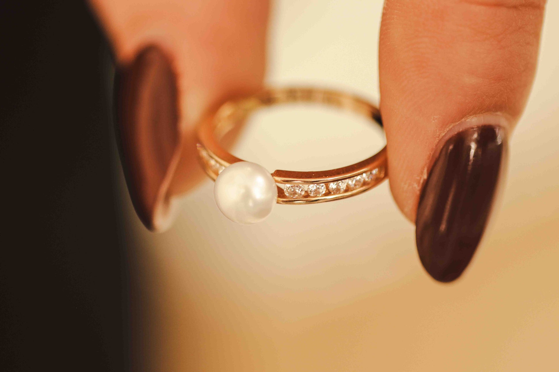 Rožinio aukso žiedas su perlu ir briliantais ant piršto