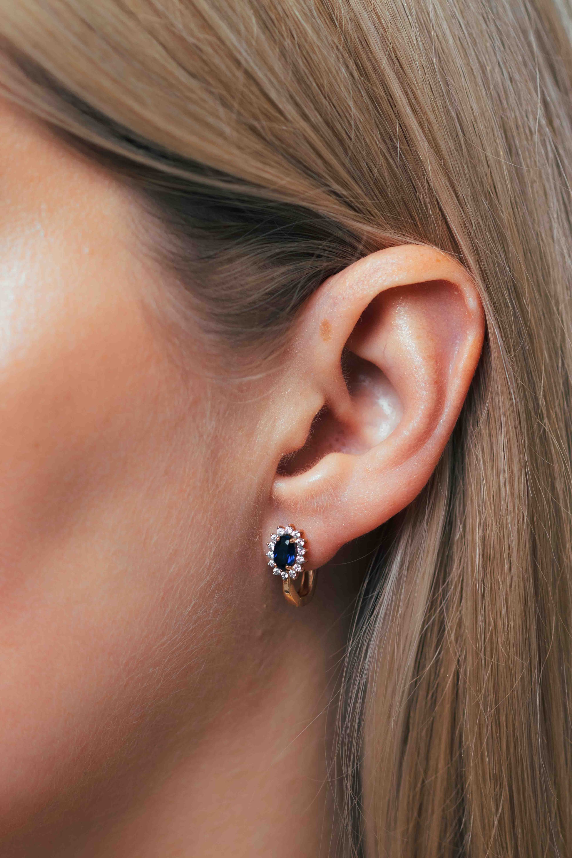 Auksiniai auskarai su akmenukais