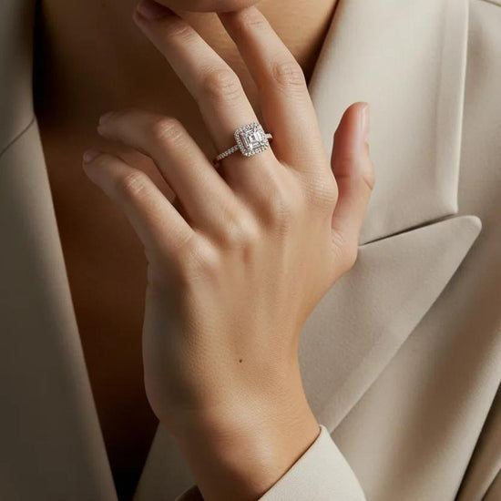 Prabangus sužadėtuvių žiedas su akmenų apvadu