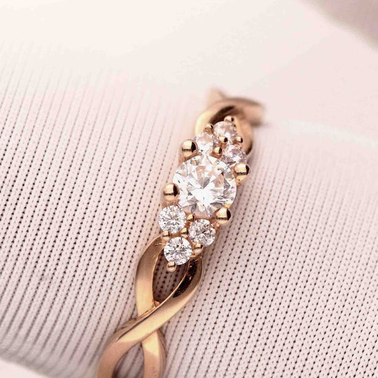 Sužadėtuvių žiedas su akmenų kompozicija ir išskirtiniu dizainu