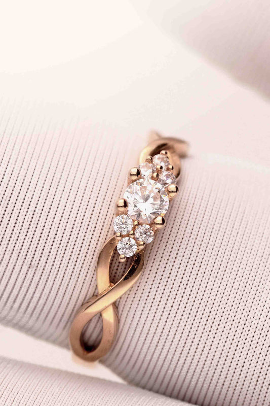 Sužadėtuvių žiedas su akmenų kompozicija ir išskirtiniu dizainu