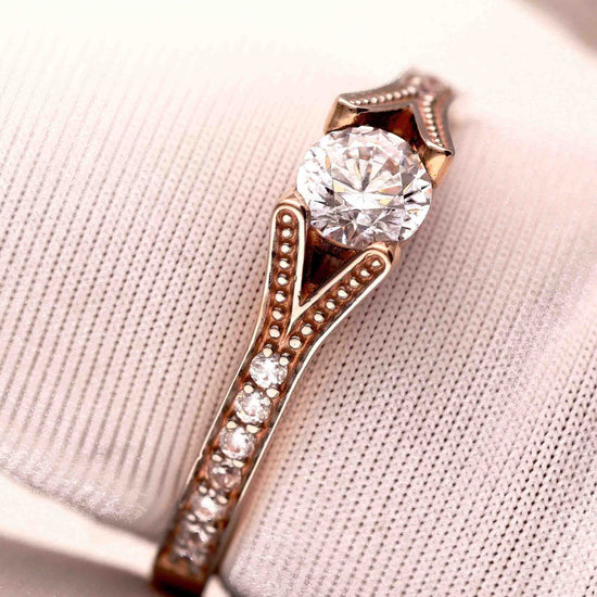 Sužadėtuvių žiedas su elegantišku briliantu centre