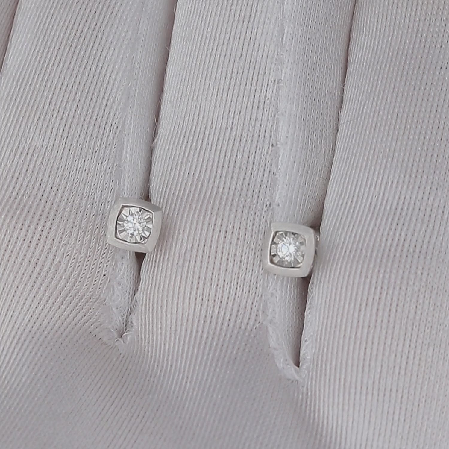 elegantiški kvadratiniai auskarai su deimantu realiame vaizde