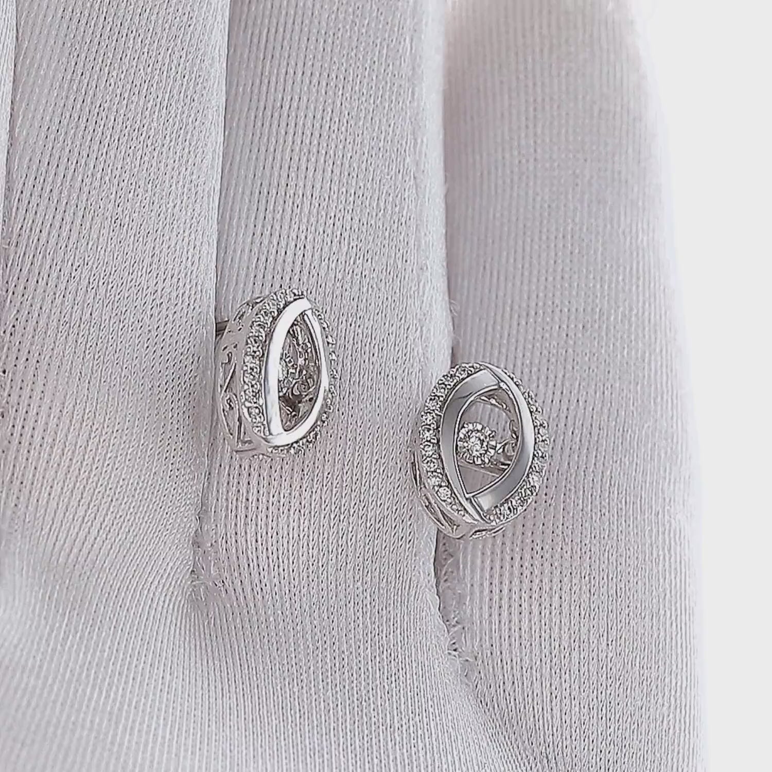 Spindintys auskarai su briliantais iš šono