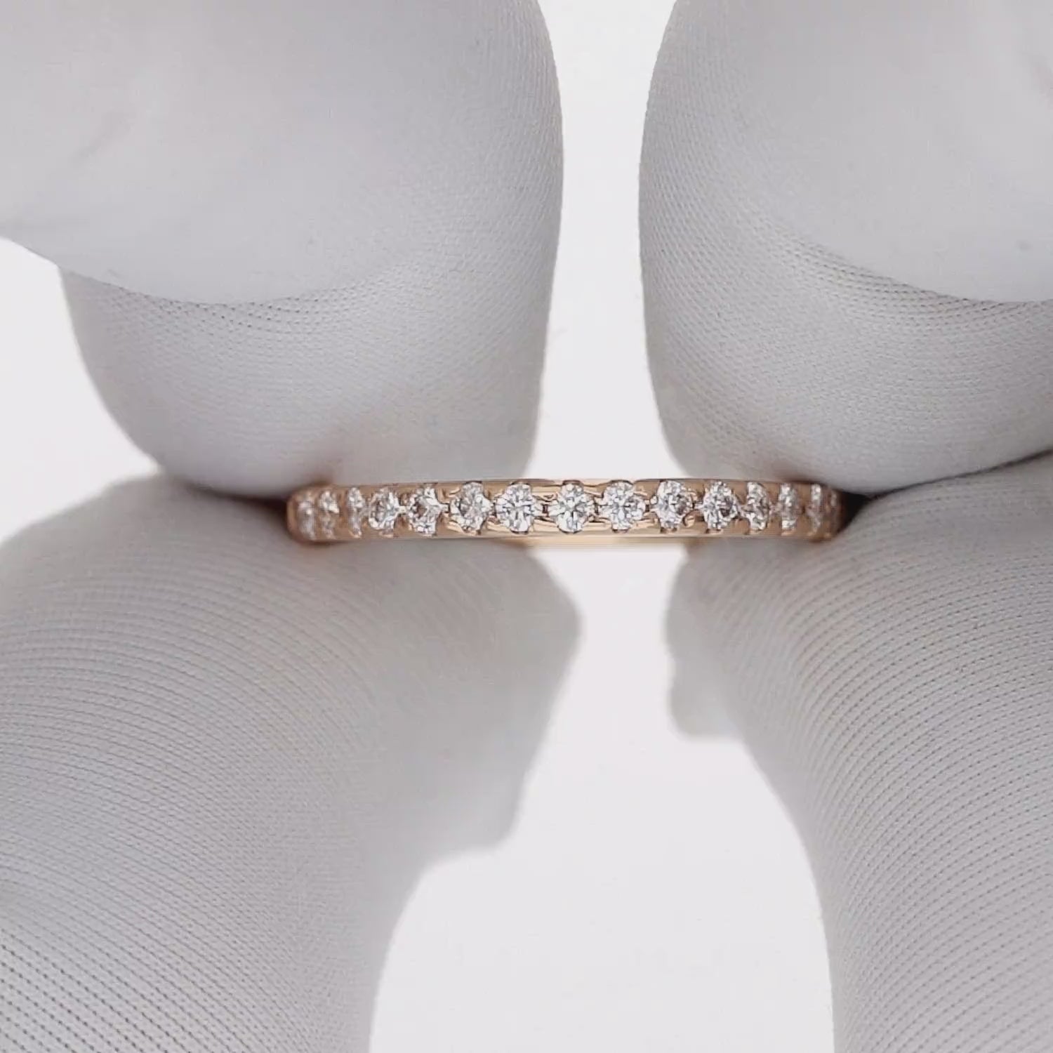 Rožinio aukso žiedas su nuosekliai inkrustuotais deimantais