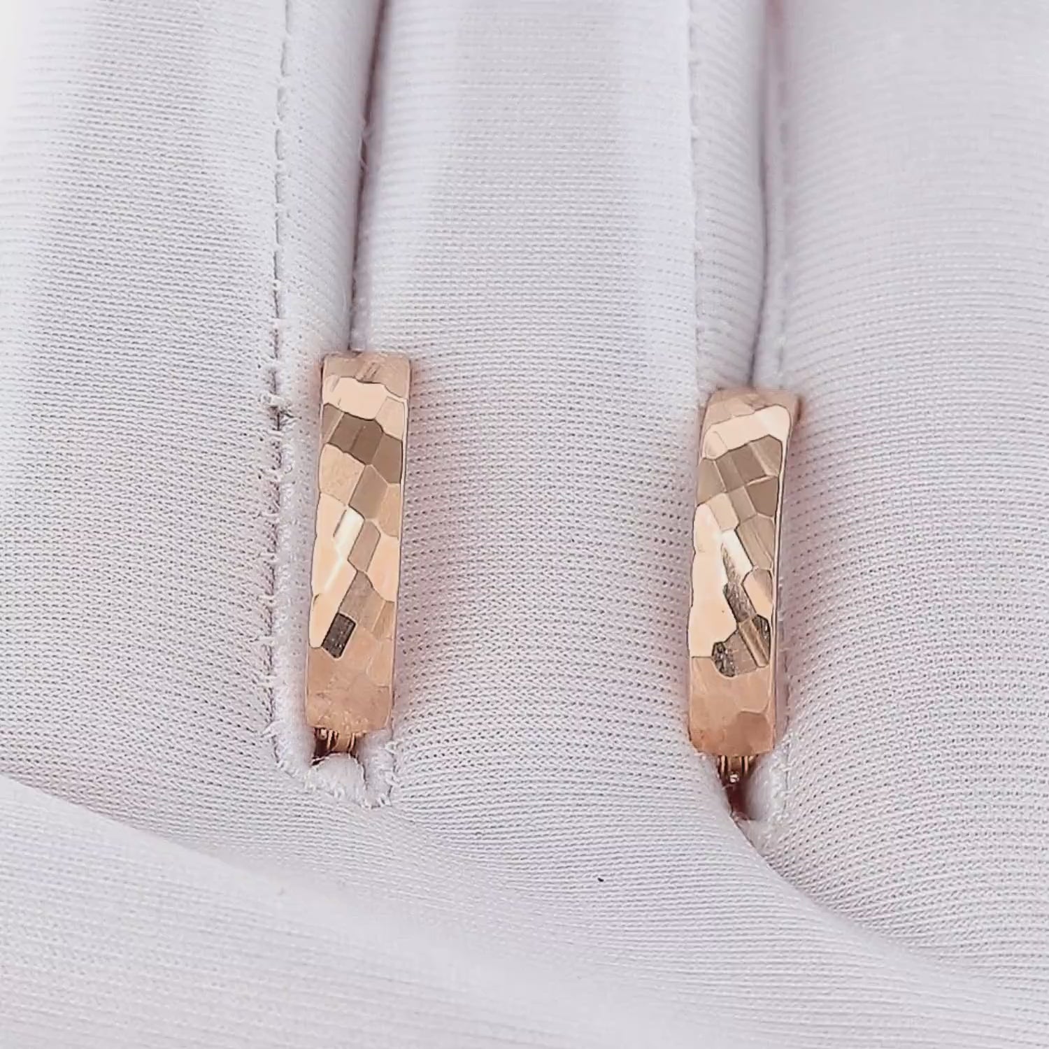 Minimalistiniai maži auksiniai auskarai kasdienai.