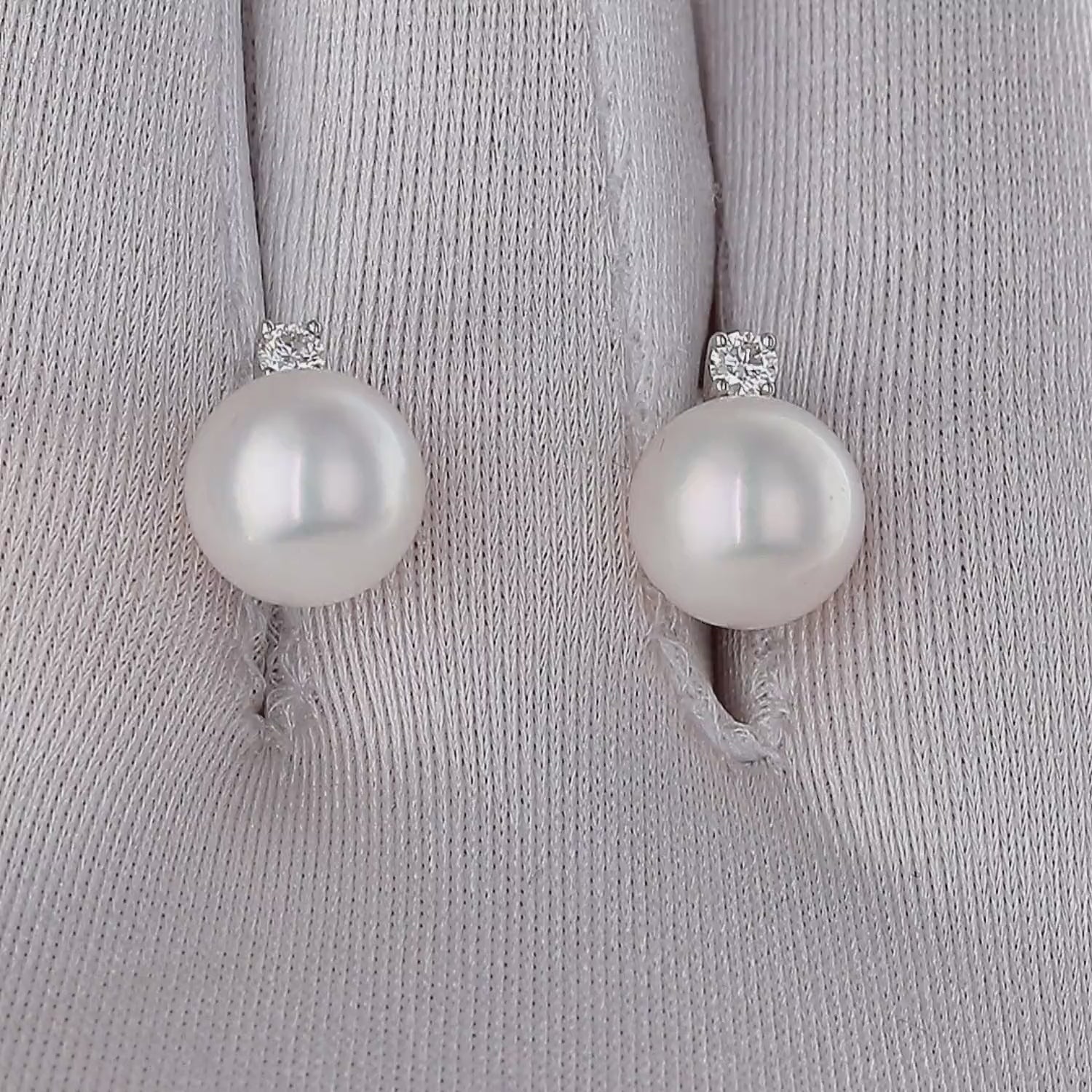 Prabangūs klasikiniai auskarai su perlais ant segtuko