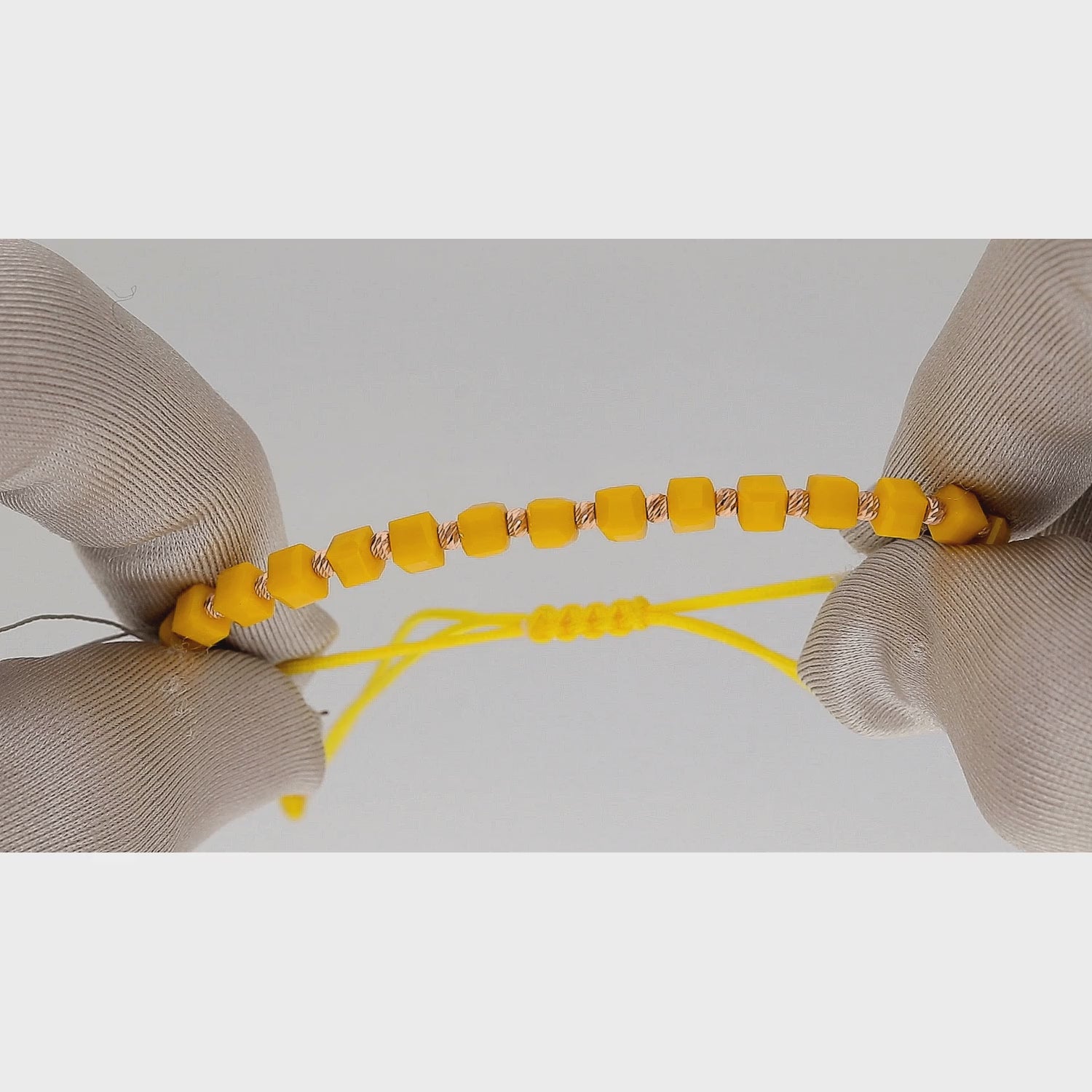 Elegantiška auksinė apyrankė su geltonais kubeliais