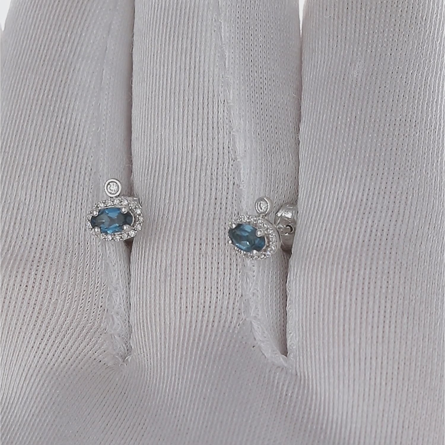 Auksiniai moteriški auskarai su topazu realiame vaizde