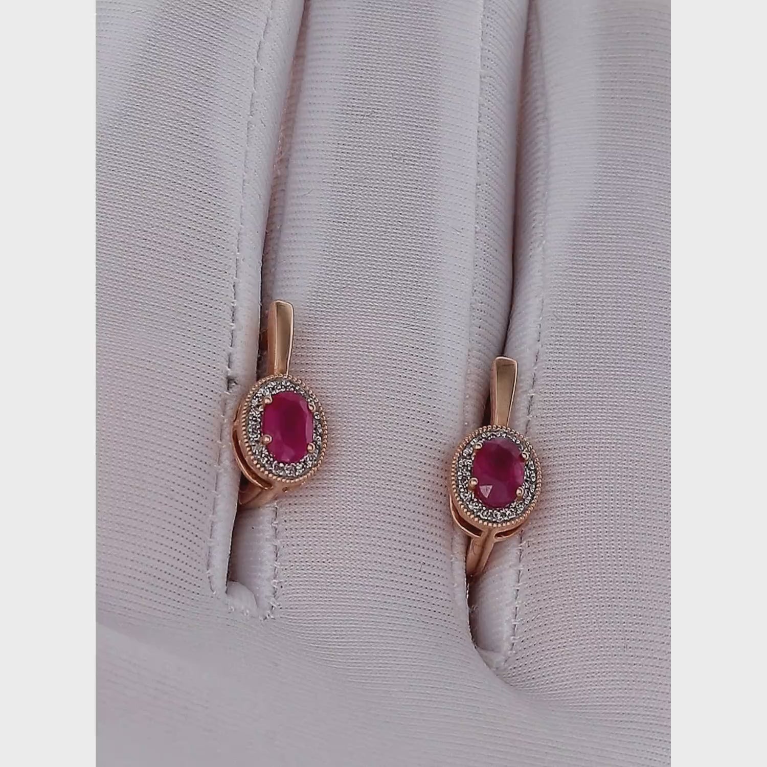 Auksiniai auskarai su ovaliu rubinu