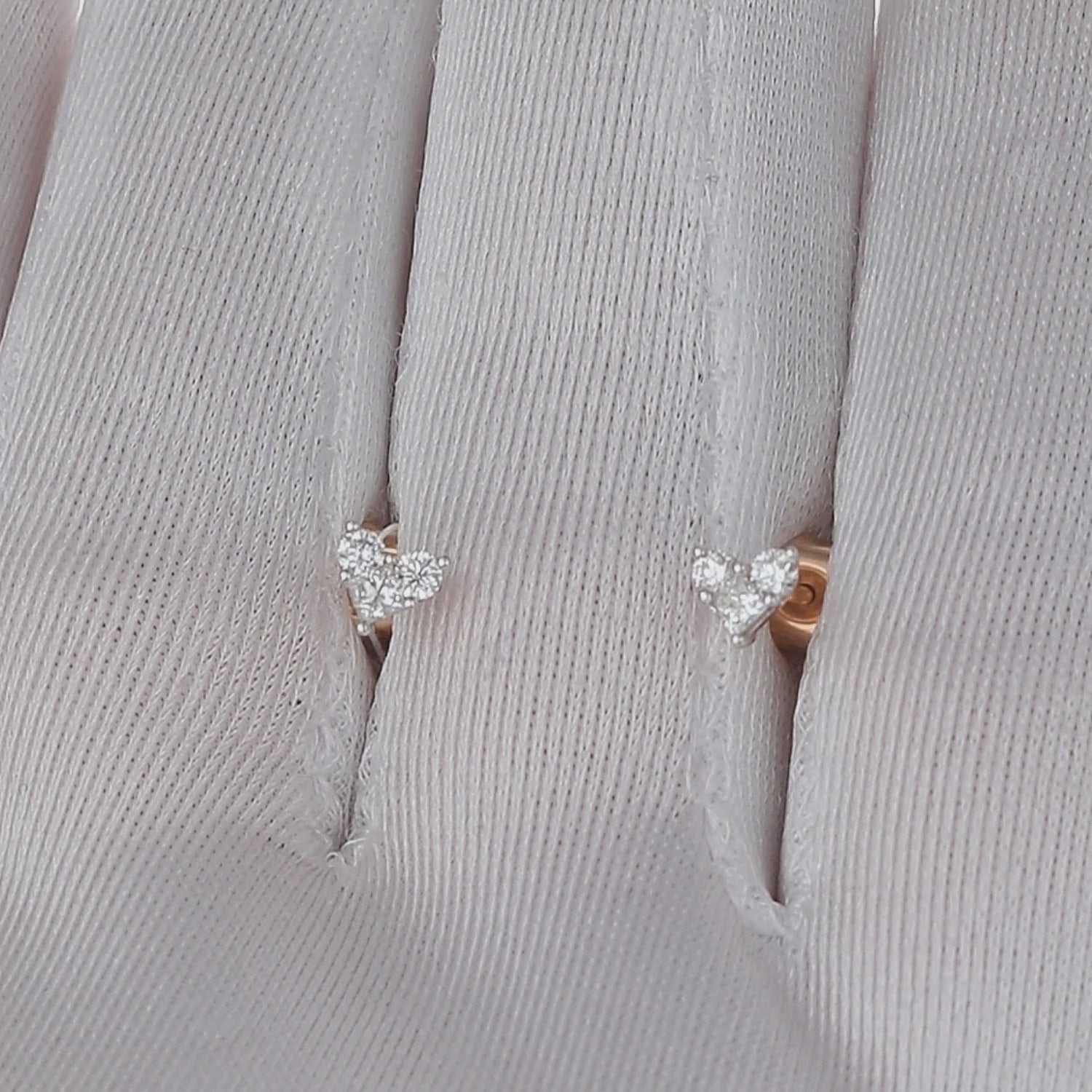 Auksiniai auskarai su širdelės formos deimantų kompozicija