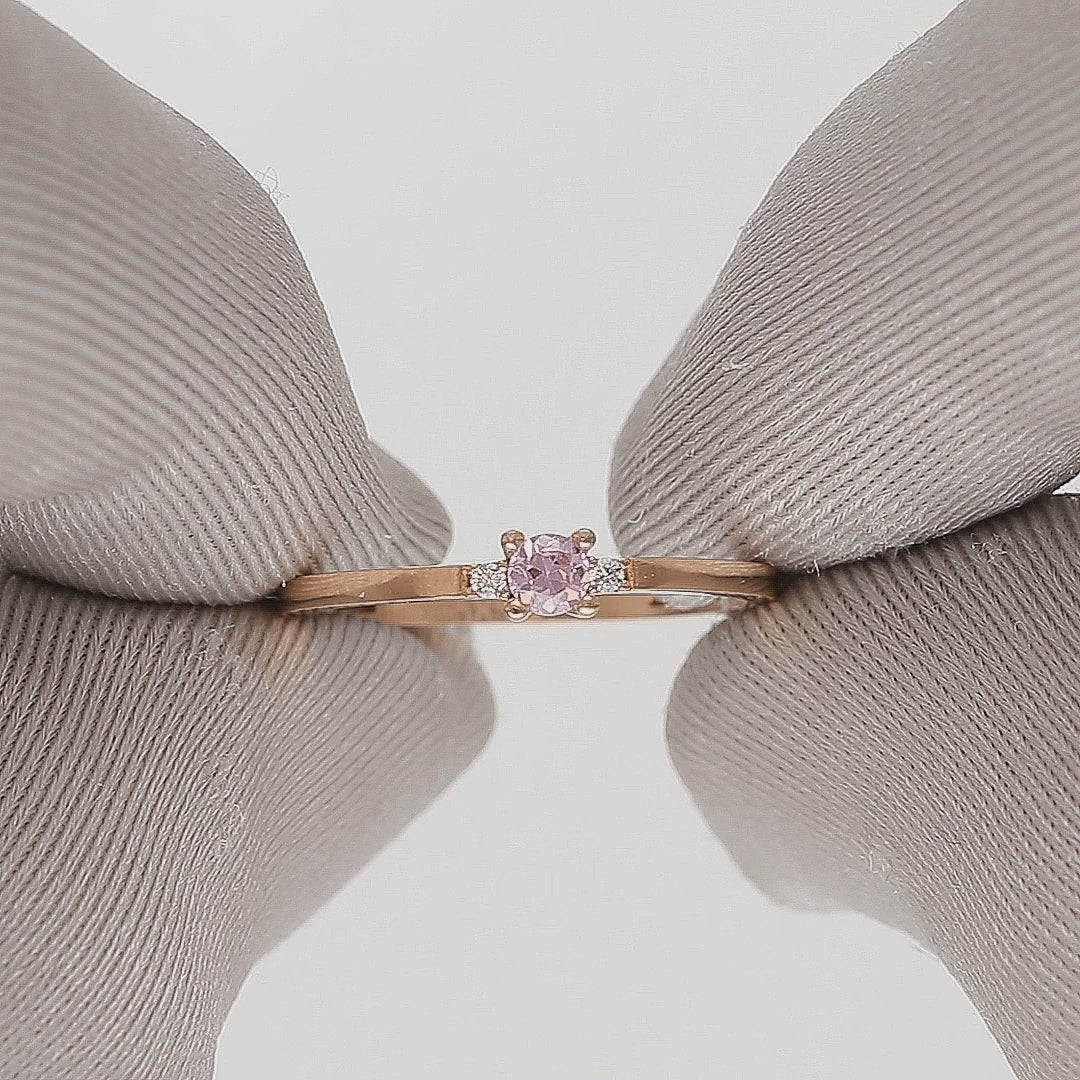 Moteriškas auksinis žiedas su rožiniu akmeniu