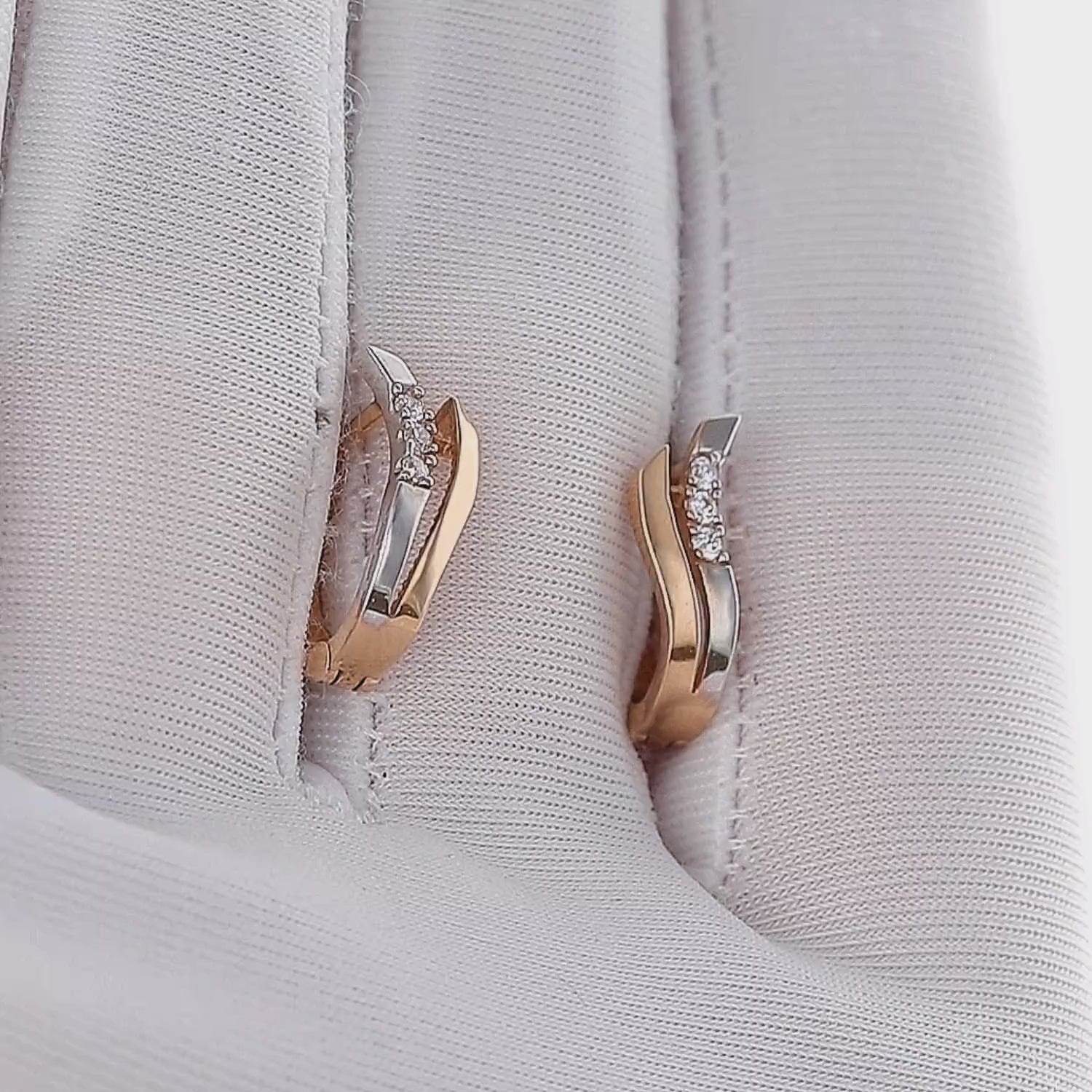 Auksiniai auskarai moterims internetu – patogus užsakymas.