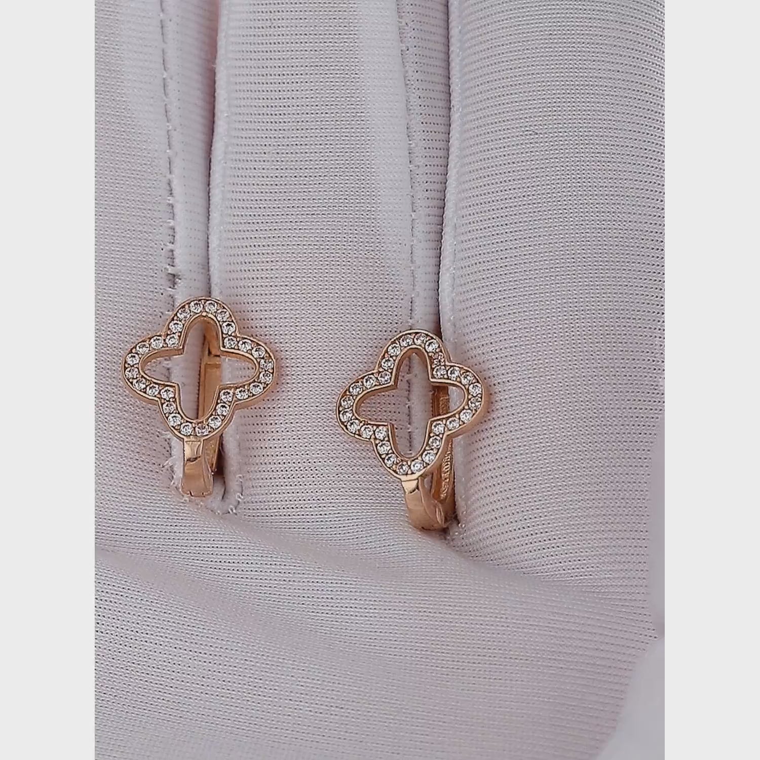 Auskarai su baltais akmenukais