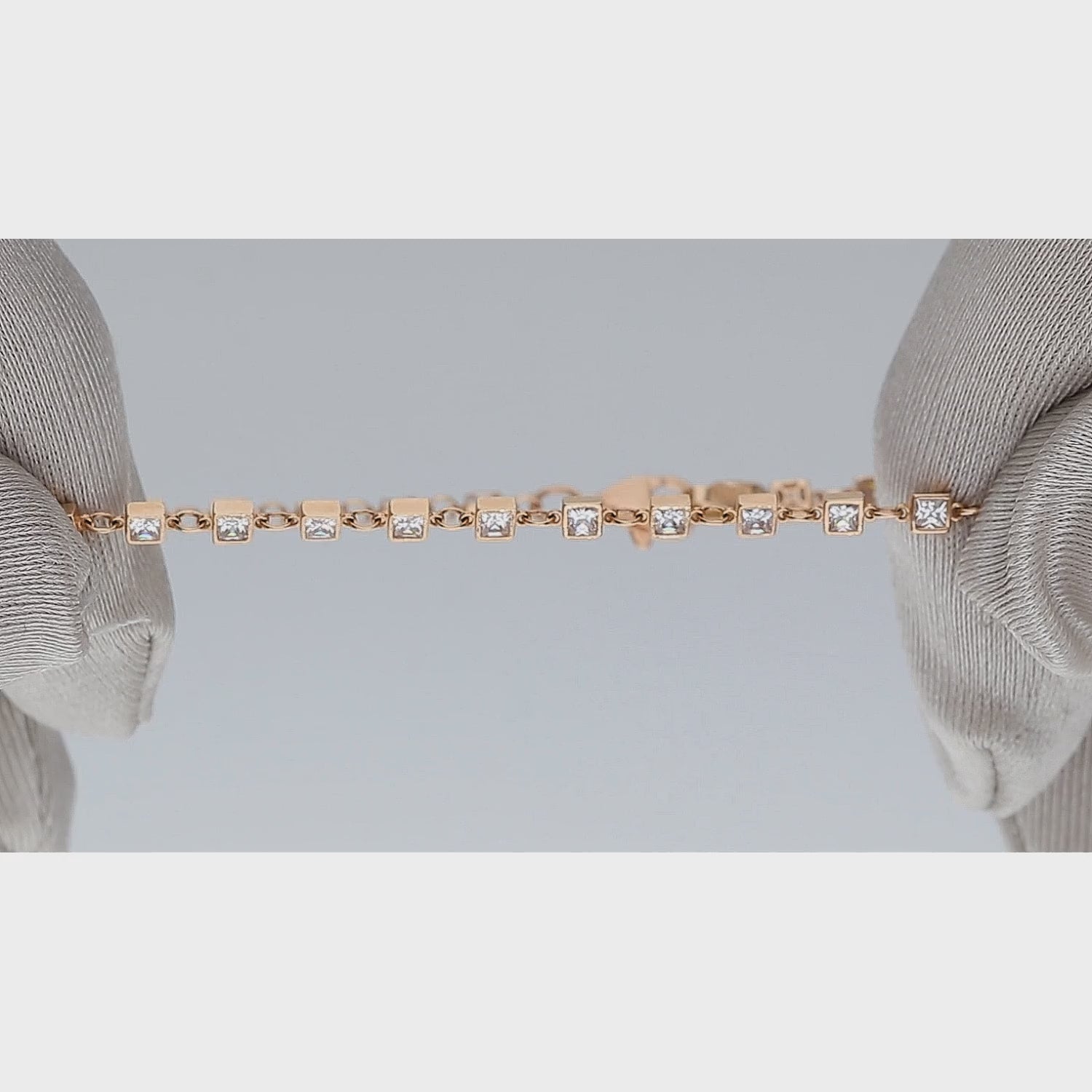 Rausvo aukso apyrankė su kvadratiniais elementais ir cirkoniais