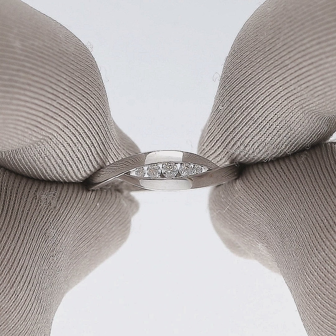 Auksinis žiedas su akmenimis