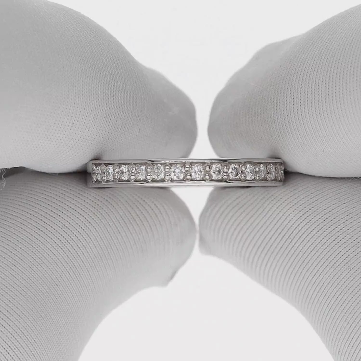 Prabangus baltas žiedas, dekoruotas briliantais