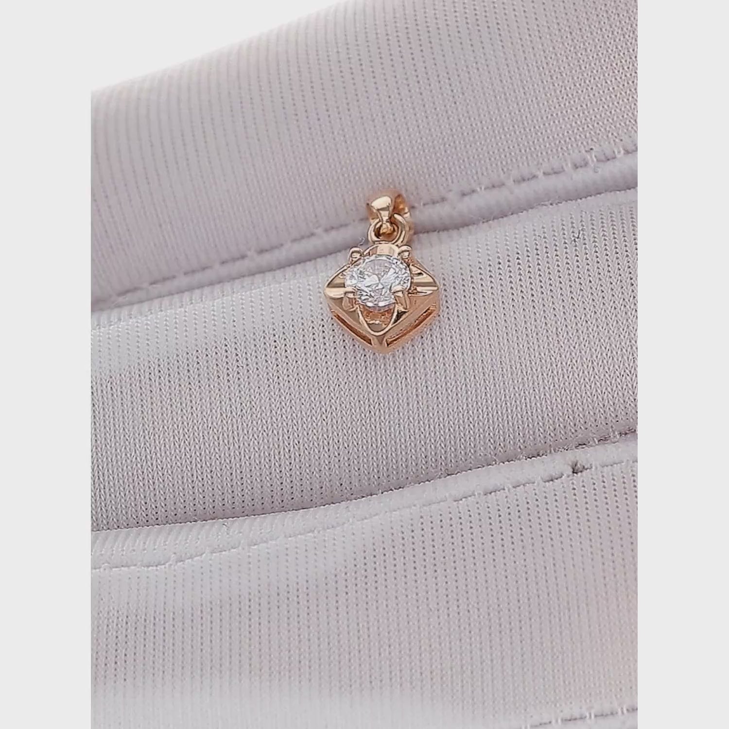 Pakabukas su cirkoniu iš 585 prabos aukso