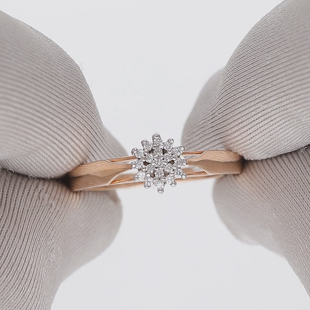 Prabangus žiedas su smulkiais briliantais