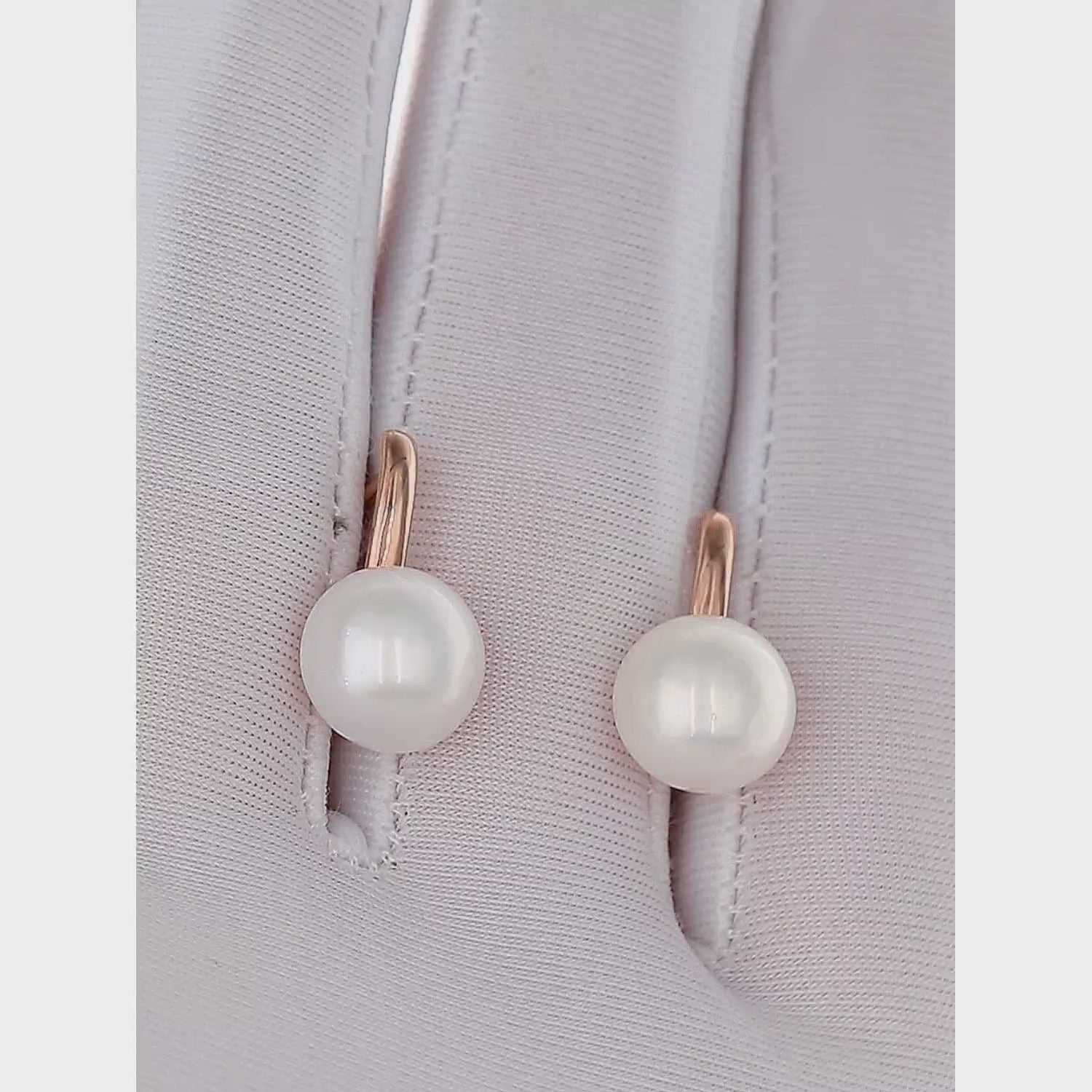 Kabantys auskarai su dideliais perlais