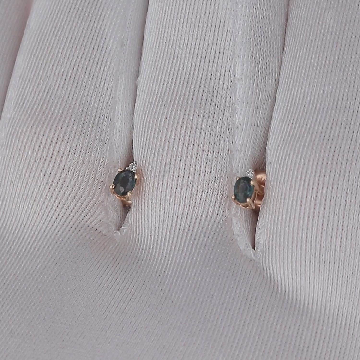 Auksiniai auskarai su safyru realiame vaizde