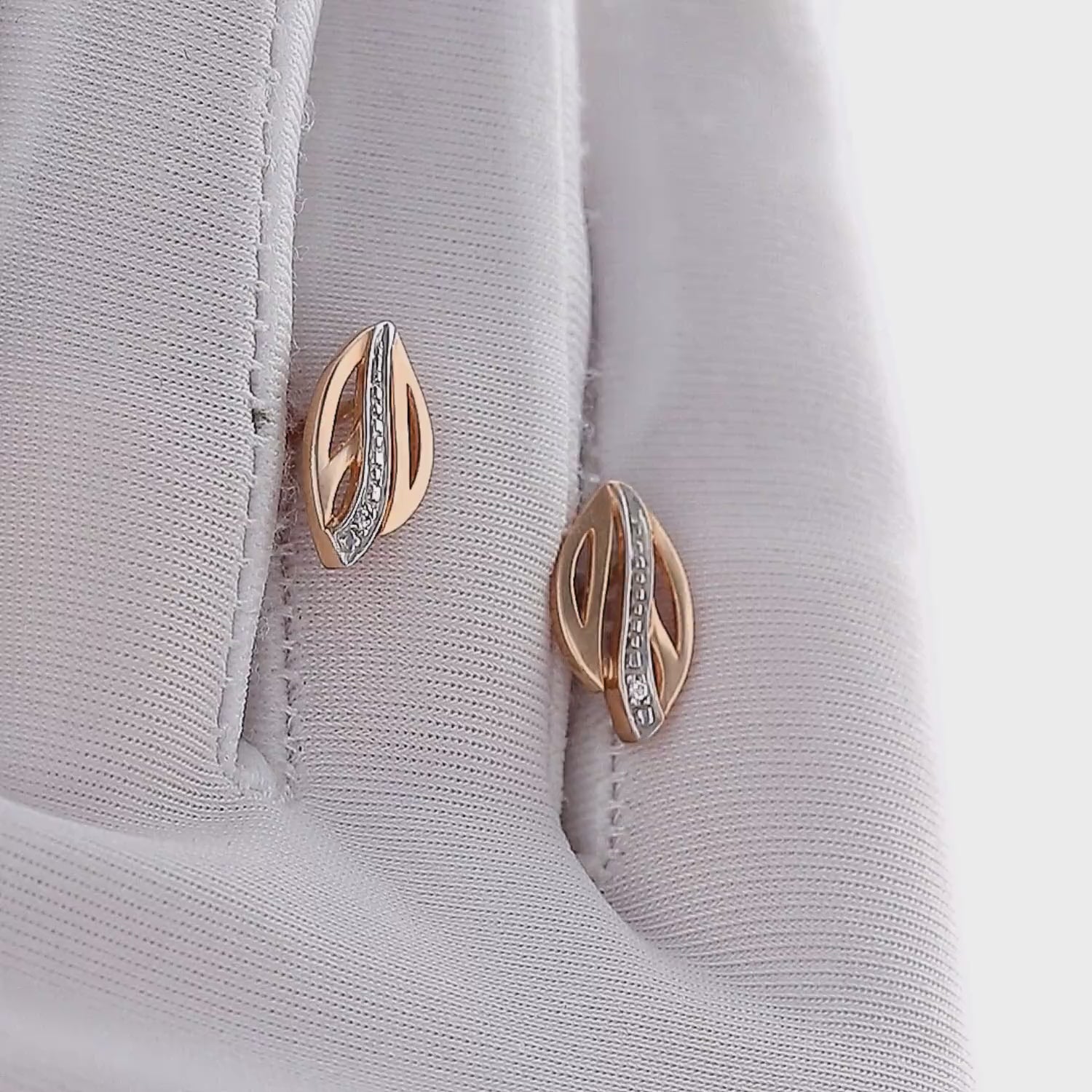 Prabangūs auksiniai auskarai internetu išskirtiniam skoniui.