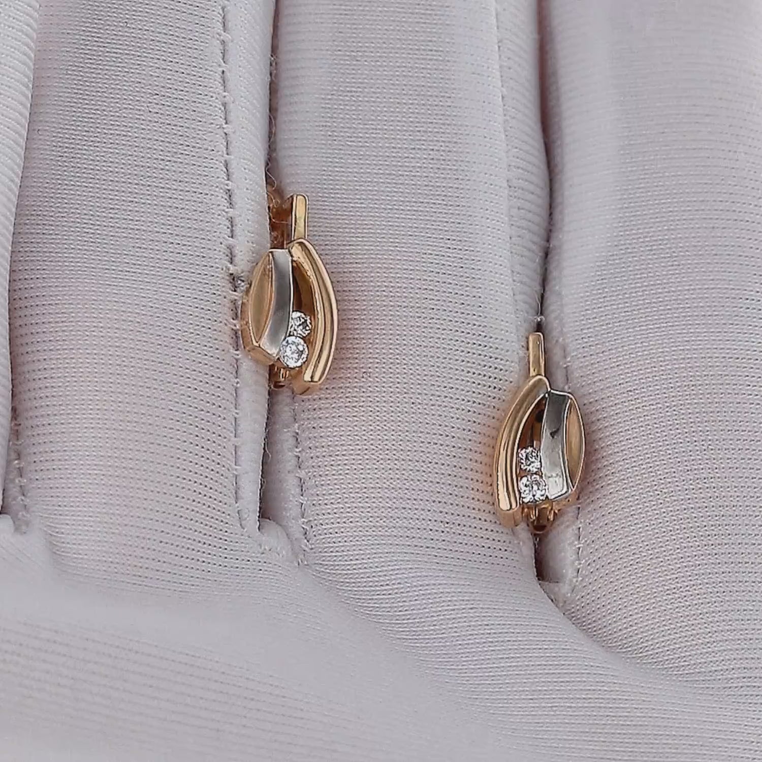 Maži auskarai iš aukso jaukiam kasdieniniam stiliui.