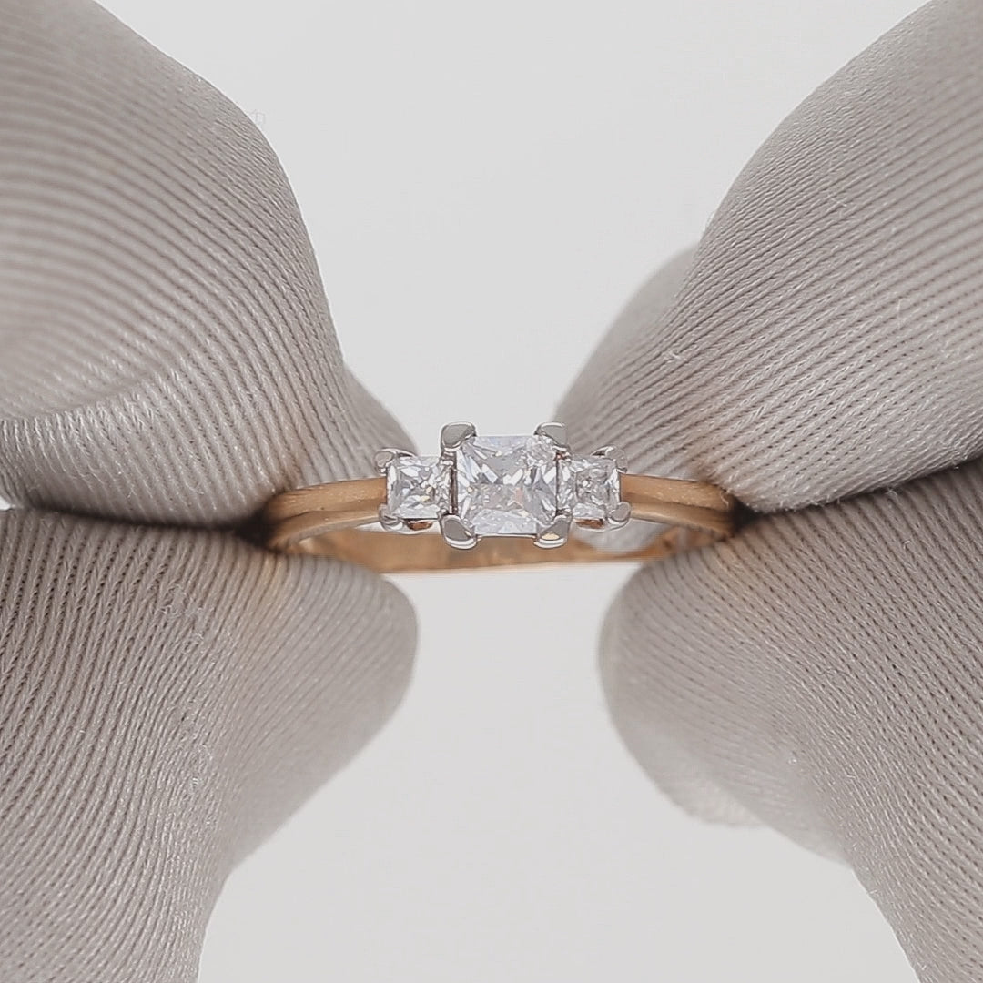 Auksinis žiedas su trimis cirkoniais 17.5 dydis