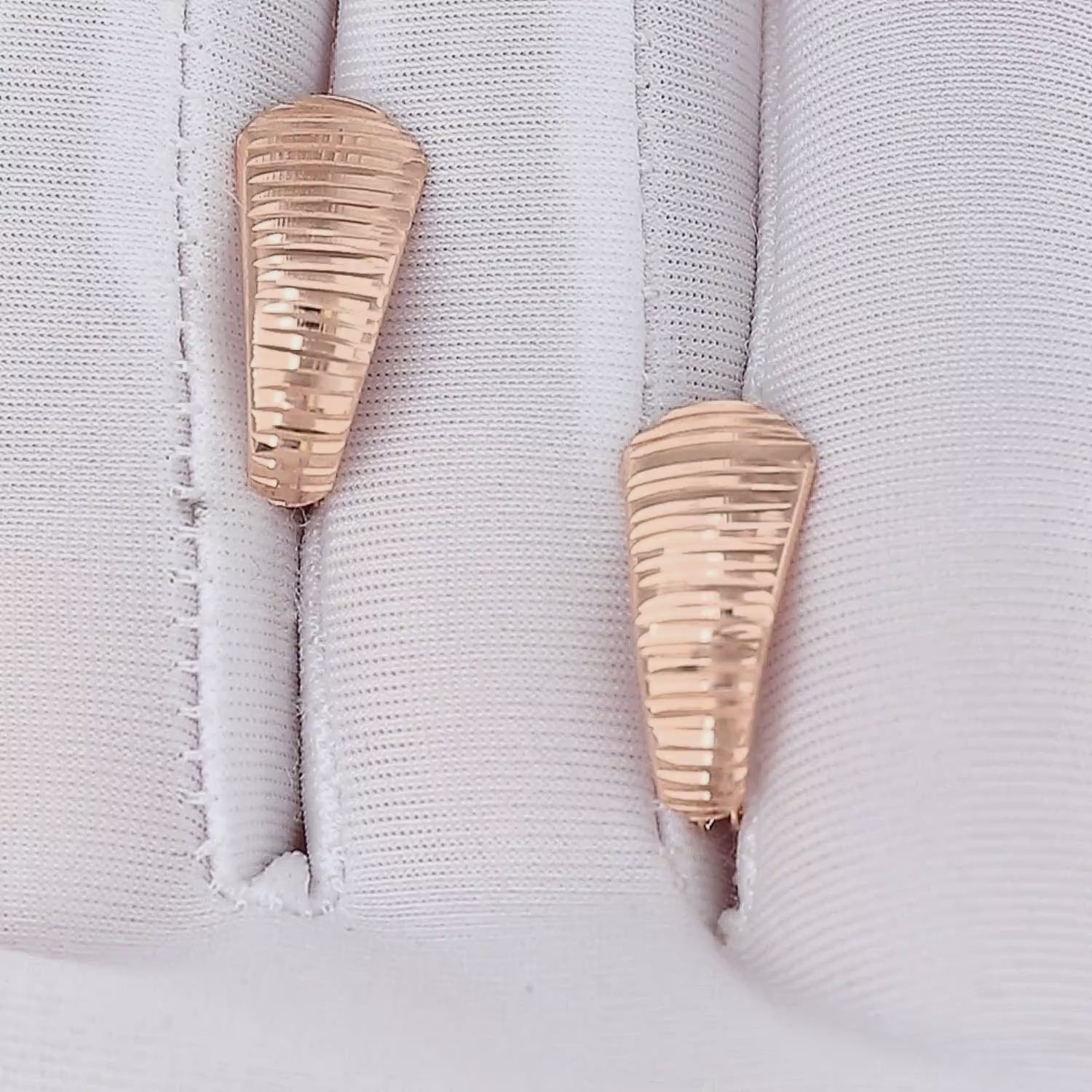 Subtilūs auksiniai auskarai su minimalistiniu dizainu.