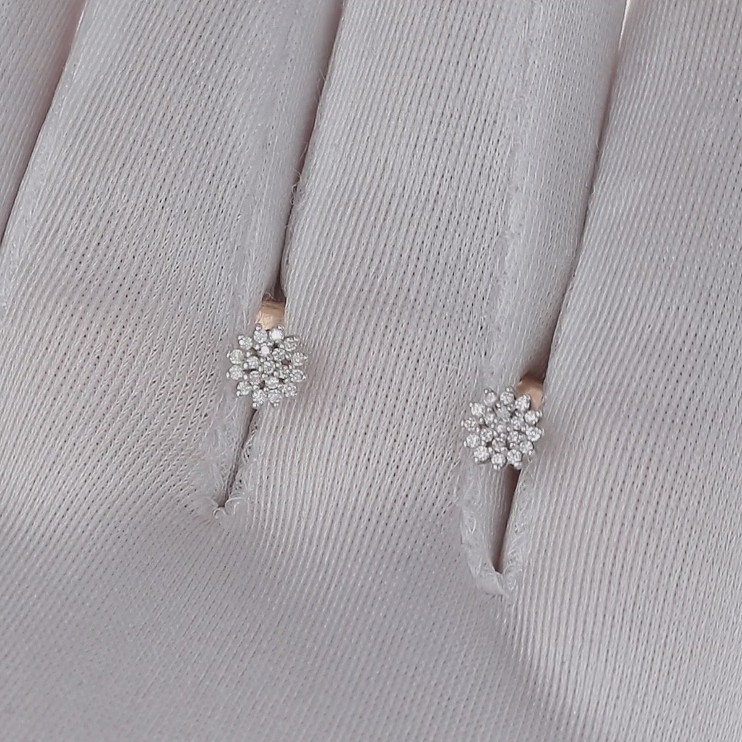 Auksiniai auskarai su ryškiu deimantų žvilgesiu