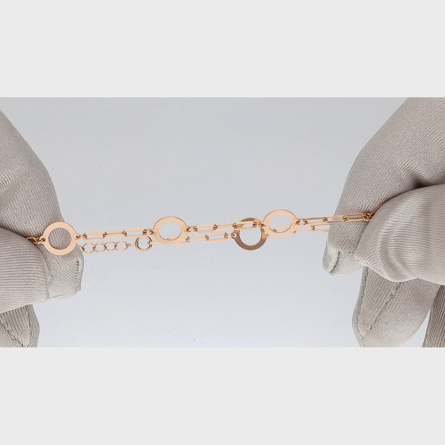 Rausvo aukso apyrankė su apvaliais dekoratyviniais elementais