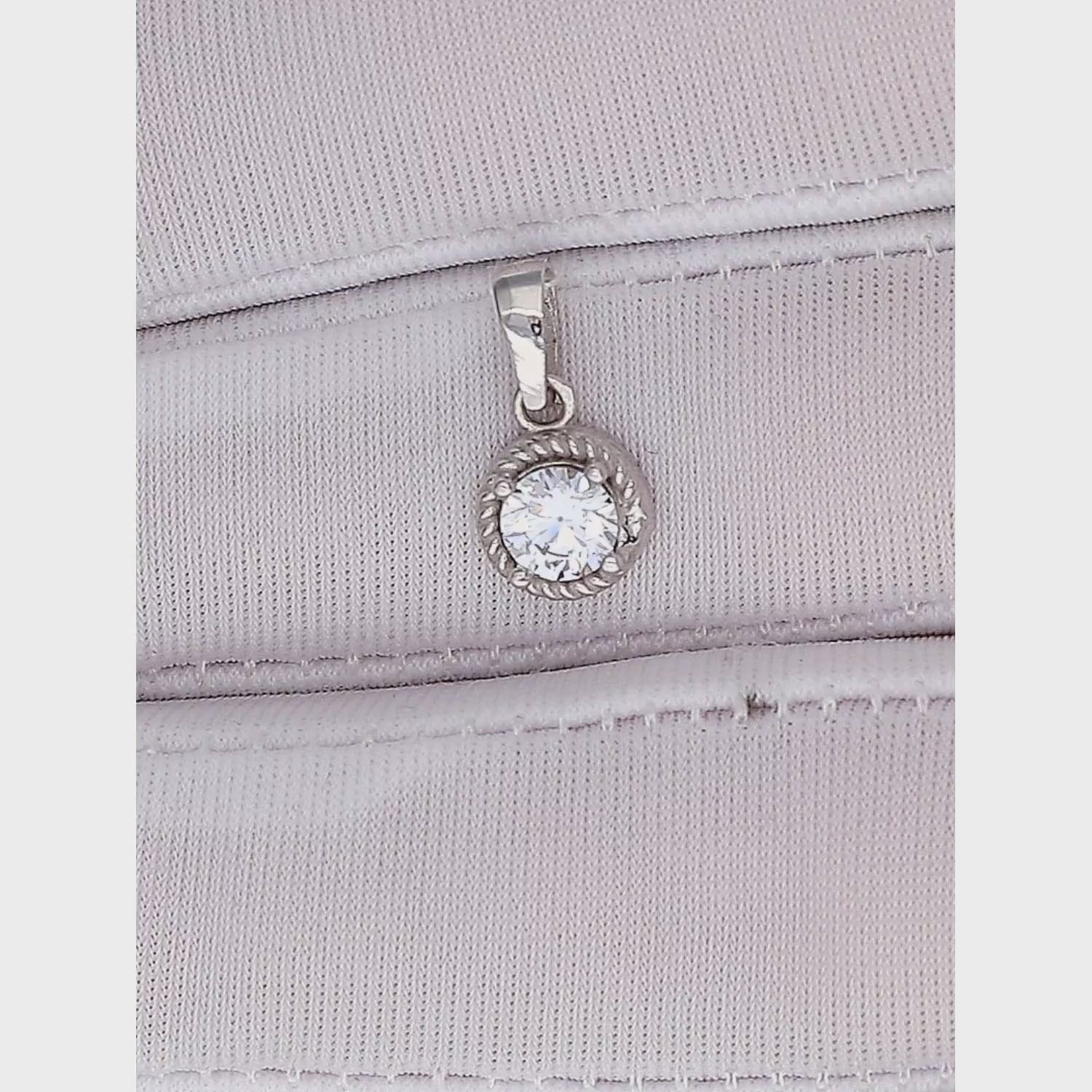 Auksinis moteriškas pakabukas su dekoratyviniu rėmeliu