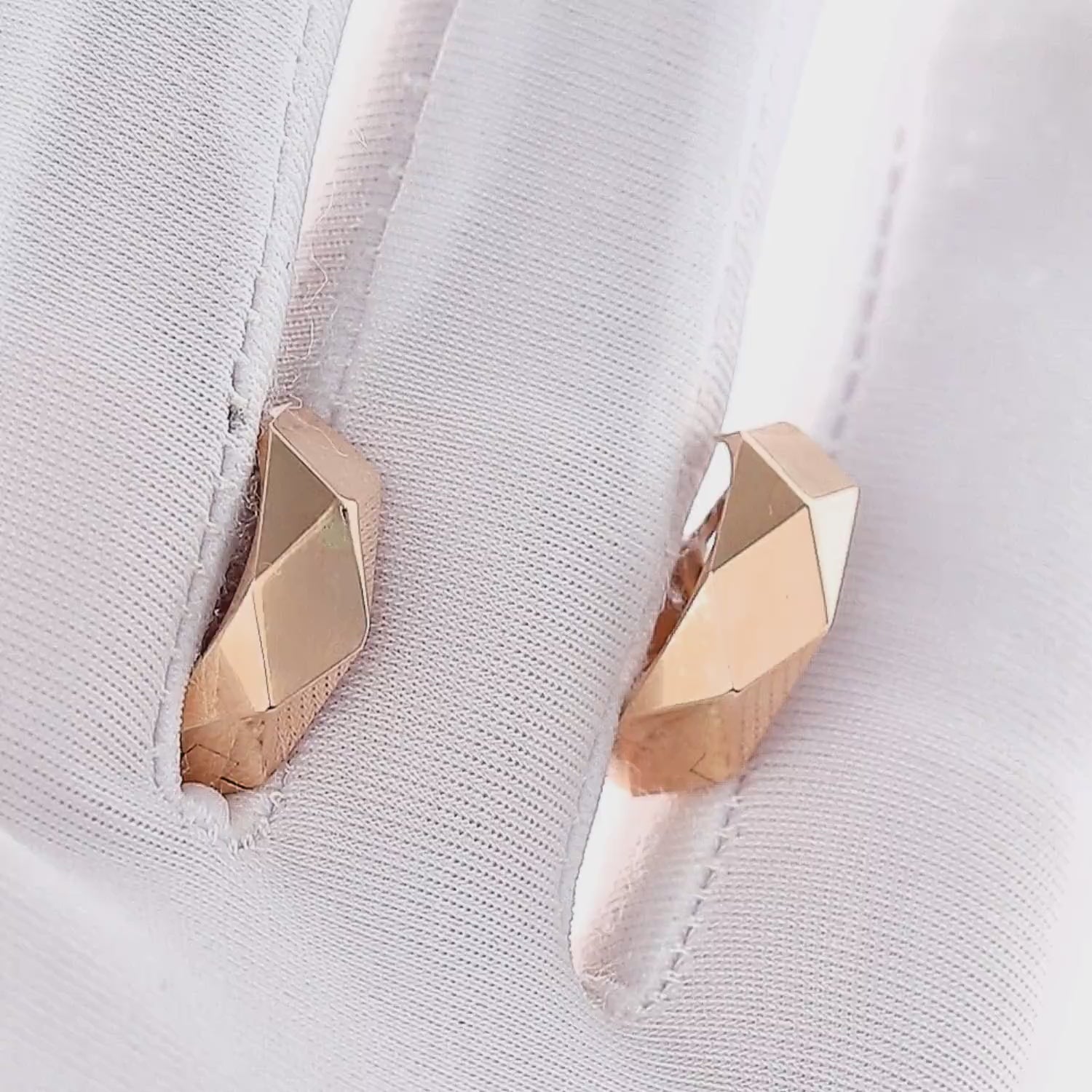 Pirkti auksinius auskarus internetu – paprasta ir greita.