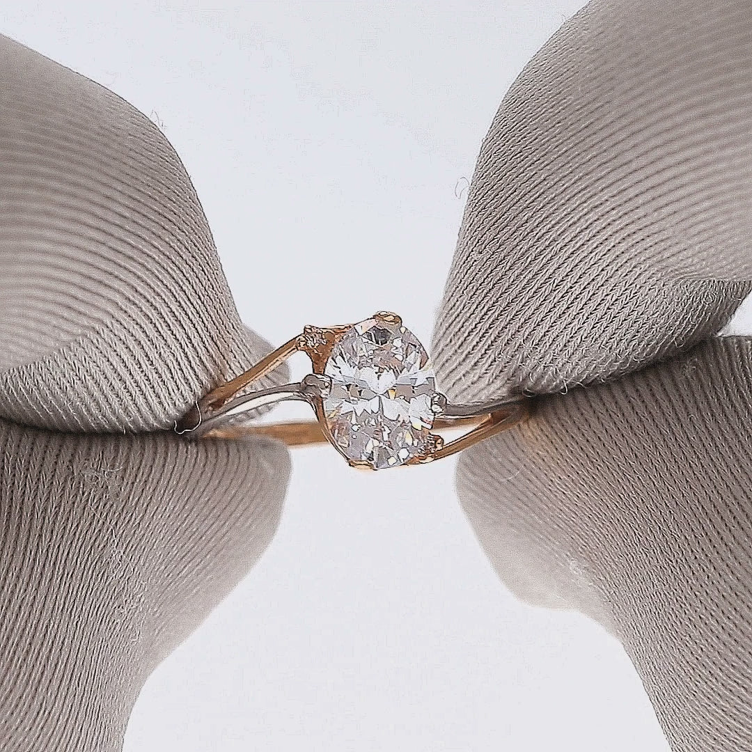 Auksinis žiedas su akmenimis