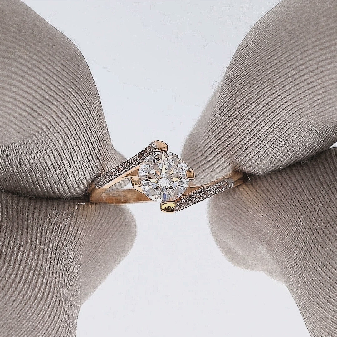 Auksinis žiedas su spindinčiu cirkoniu