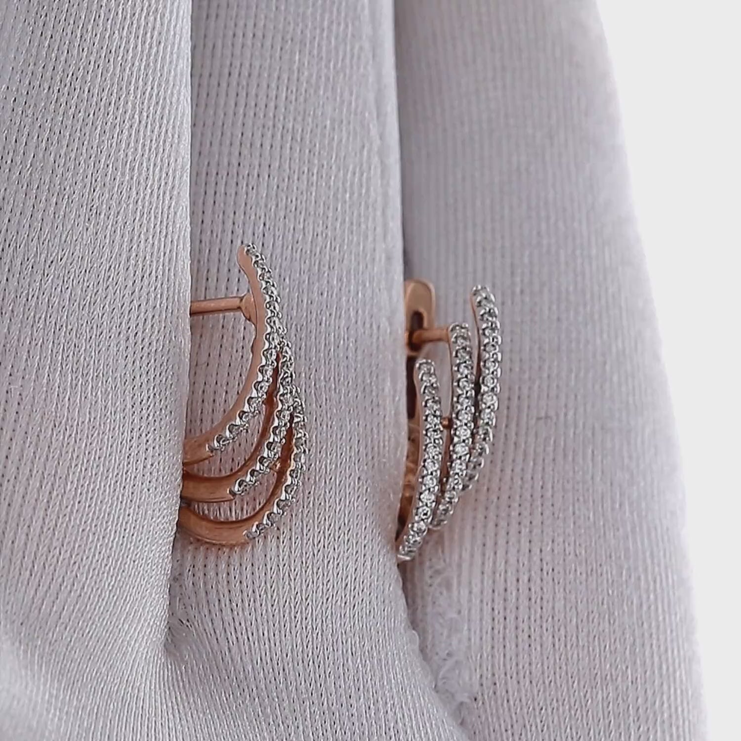 Spindintys auskarai su briliantais 18 mm ilgio