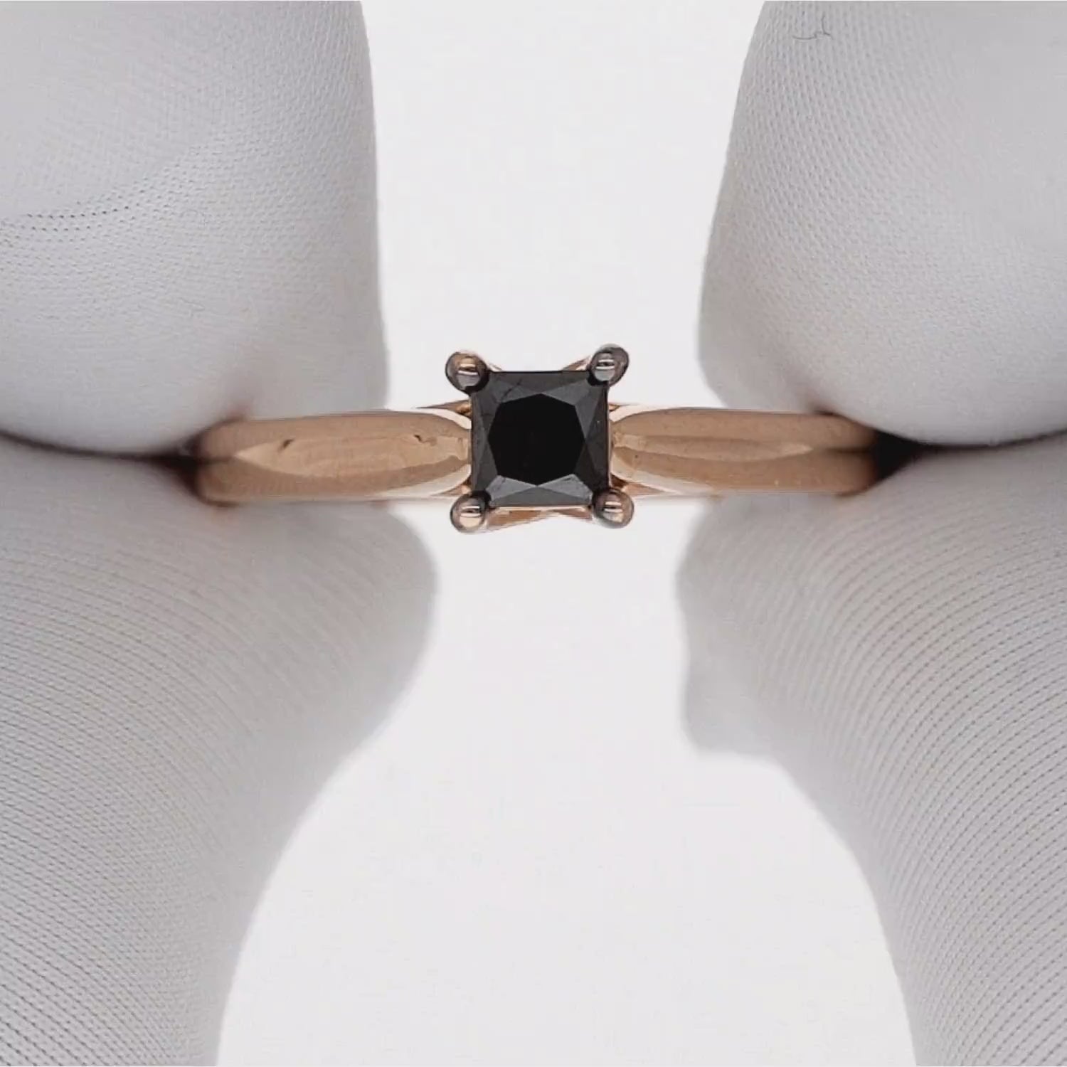 Modernus dizainas – žiedas su juodu brangakmeniu