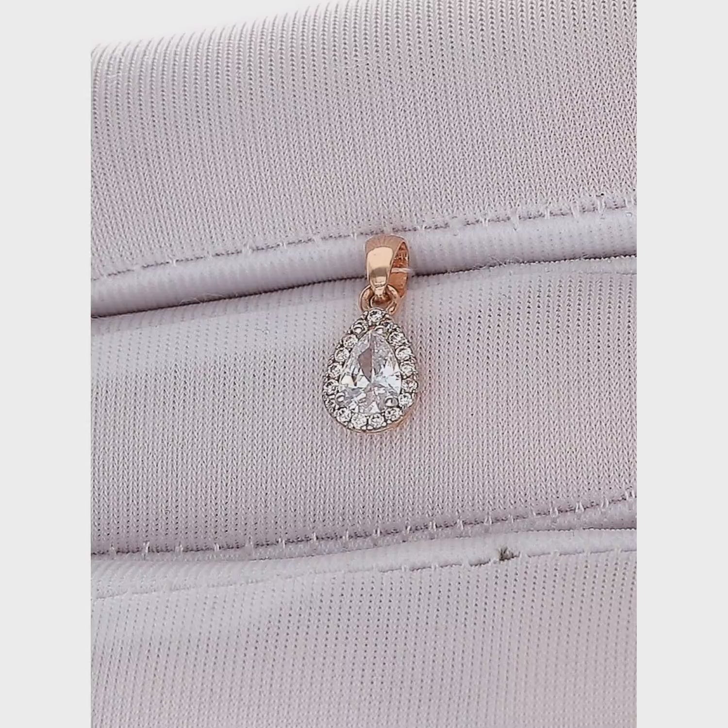 Auksinis pakabukas su cirkoniu ir dekoratyviniu vainiku