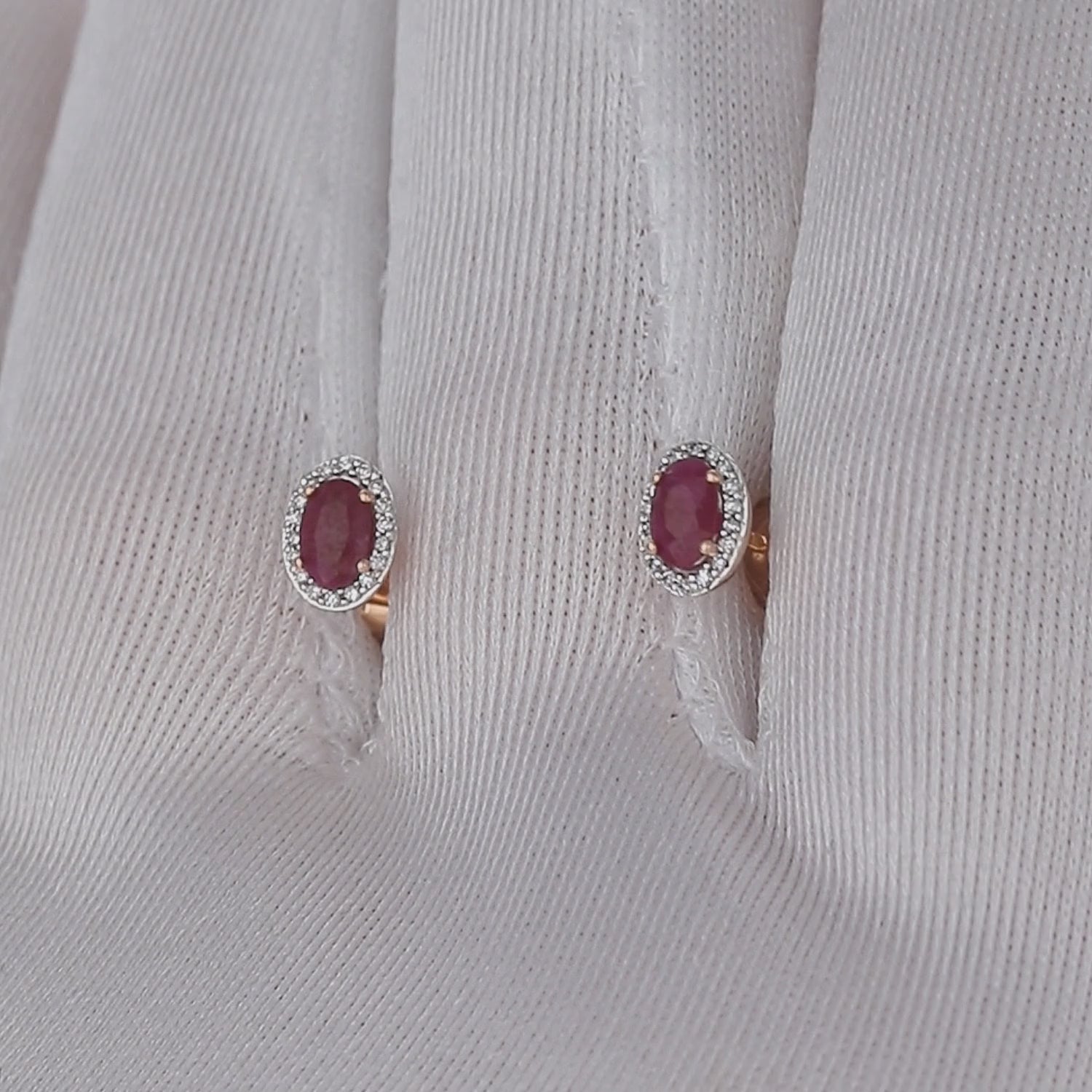 Auksiniai auskarai su rubinu realiame vaizde