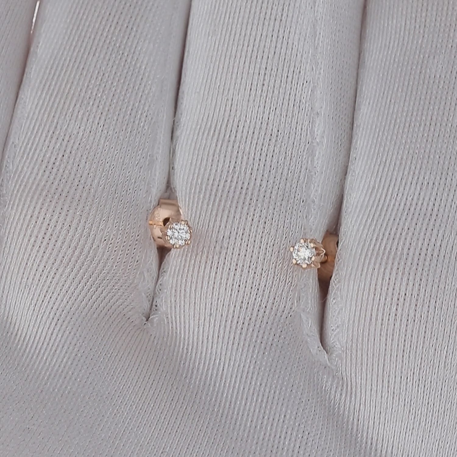 Elegantiški auskarai su deimantu realiame vaizde