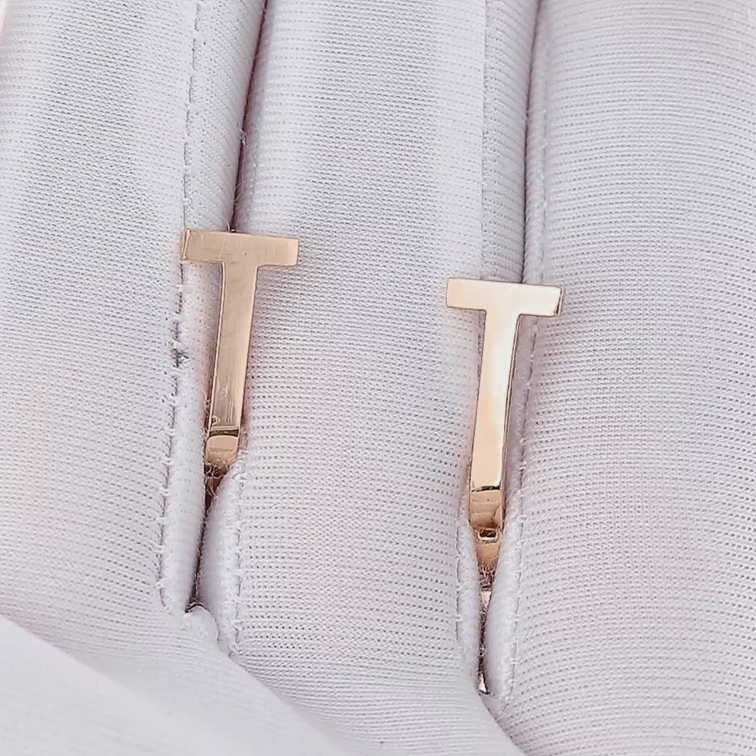 Auksiniai auskarai internetu su kokybės garantija..