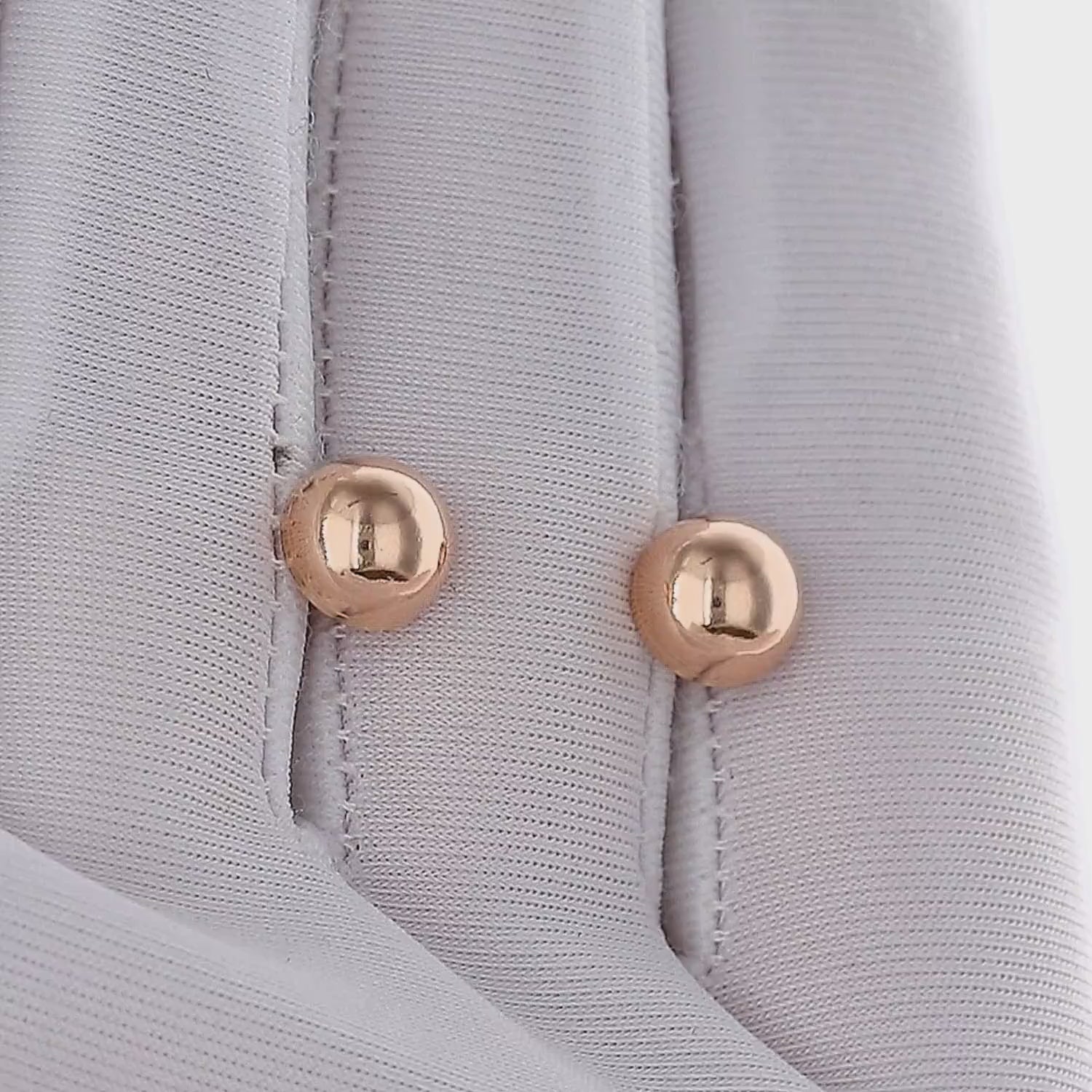 auskarai iš aukso delikatūs ir elegantiški.